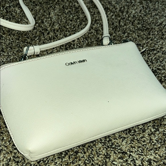 Calvin Klein Elegant Light Pink Crossbody Bag - Picture 2 of 5